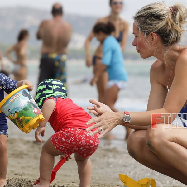 Άριελ Κωνσταντινίδη: Δείτε την στην παραλία με τον σύζυγό της και τα δίδυμα παιδιά τους