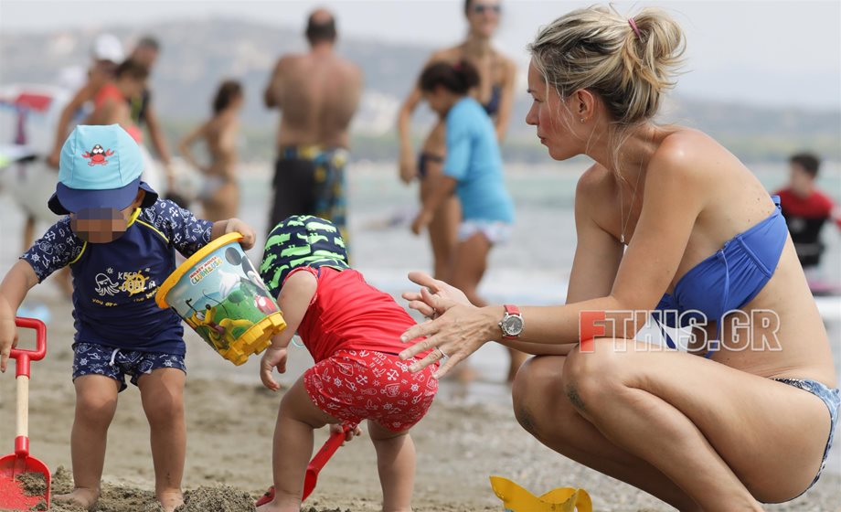 Άριελ Κωνσταντινίδη: Δείτε την στην παραλία με τον σύζυγό της και τα δίδυμα παιδιά τους