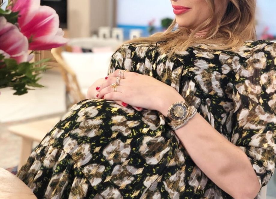 Γνωστή παρουσιάστρια ποζάρει από το πλατό της εκπομπής της σε προχωρημένη εγκυμοσύνη