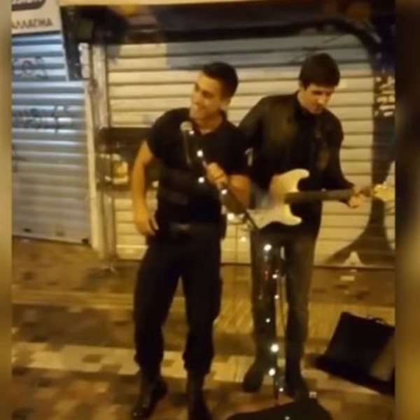 Αυτός είναι ο αστυνομικός που έγινε “viral” με την ερμηνεία του δίπλα σε έναν μουσικό του δρόμου