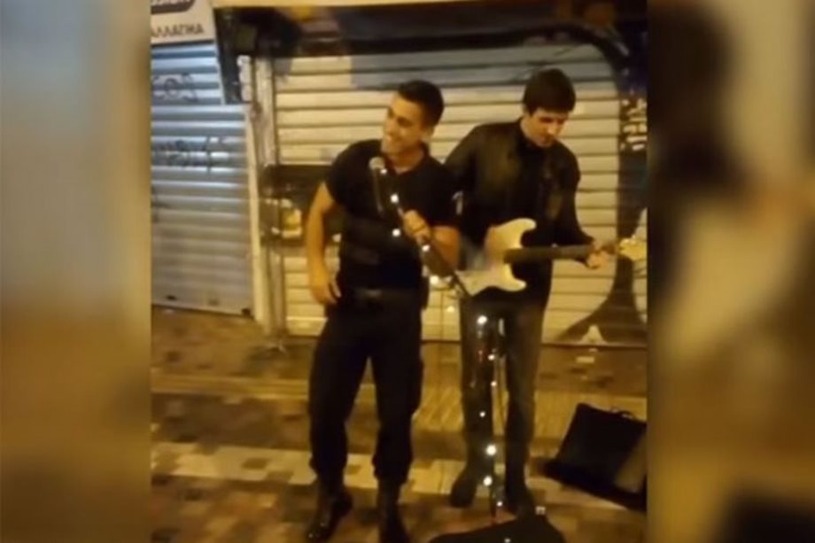 Αυτός είναι ο αστυνομικός που έγινε “viral” με την ερμηνεία του δίπλα σε έναν μουσικό του δρόμου
