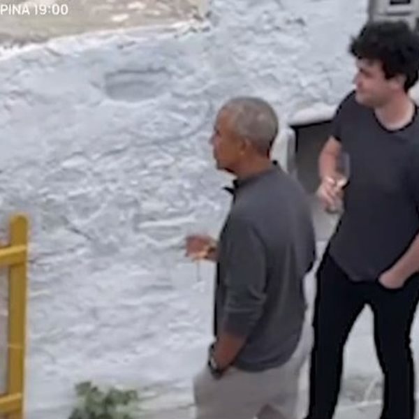 Μπαράκ Ομπάμα: Στη Σίφνο μαζί με την οικογένεια του μετά την Αντίπαρο (Βίντεο) 