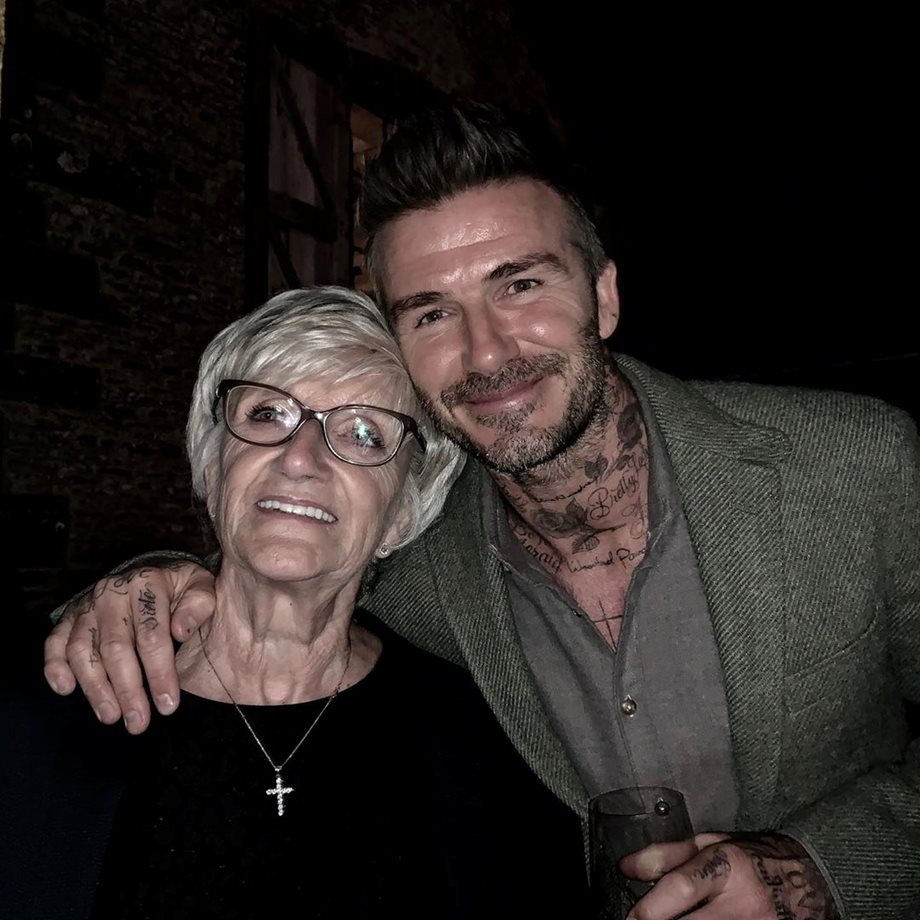 Η μητέρα του David Beckham έχει γενέθλια! Δείτε πως της ευχήθηκε