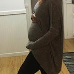 Η εγκυμονούσα μας δείχνει την κοιλίτσα της στον πέμπτο μήνα της κύησης 