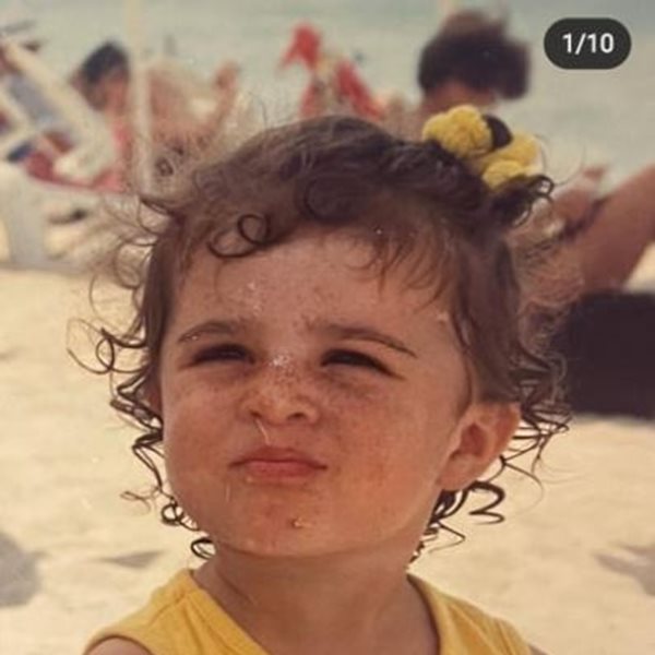 Το μικρό κορίτσι της φωτογραφίας είναι κόρη πασίγνωστης Ελληνίδας τραγουδίστριας – Την αναγνωρίζετε;