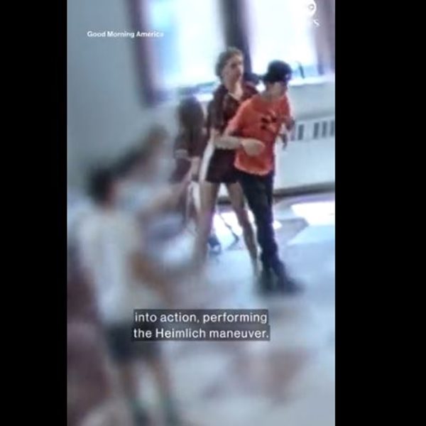 Βίντεο που κόβει την ανάσα: 12χρονη σώζει από πνιγμό τον δίδυμο αδερφό της μέσα σε σχολείο