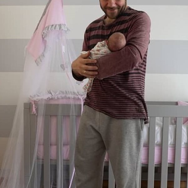 Η κόρη του έγινε τριών εβδομάδων και ο παρουσιαστής δημοσίευσε την πιο τρυφερή φωτογραφία