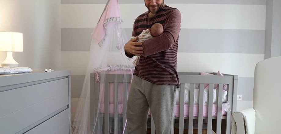 Η κόρη του έγινε τριών εβδομάδων και ο παρουσιαστής δημοσίευσε την πιο τρυφερή φωτογραφία