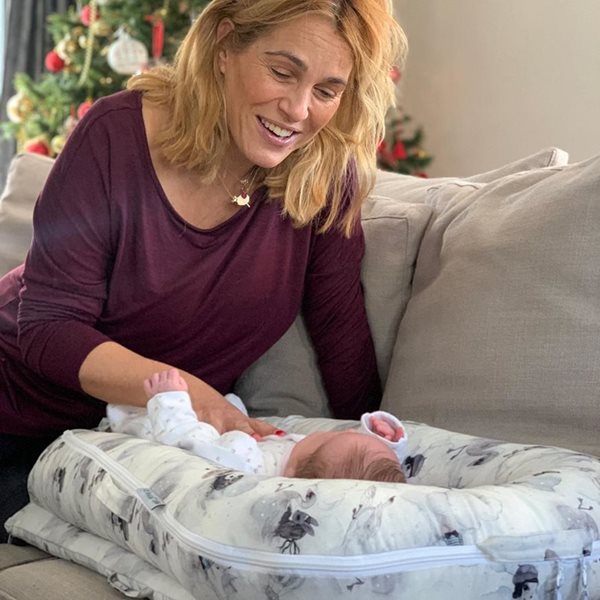 Τζένη Μπότση: Δείτε τη να διαβάζει αγκαλιά με την τεσσάρων μηνών κόρη της