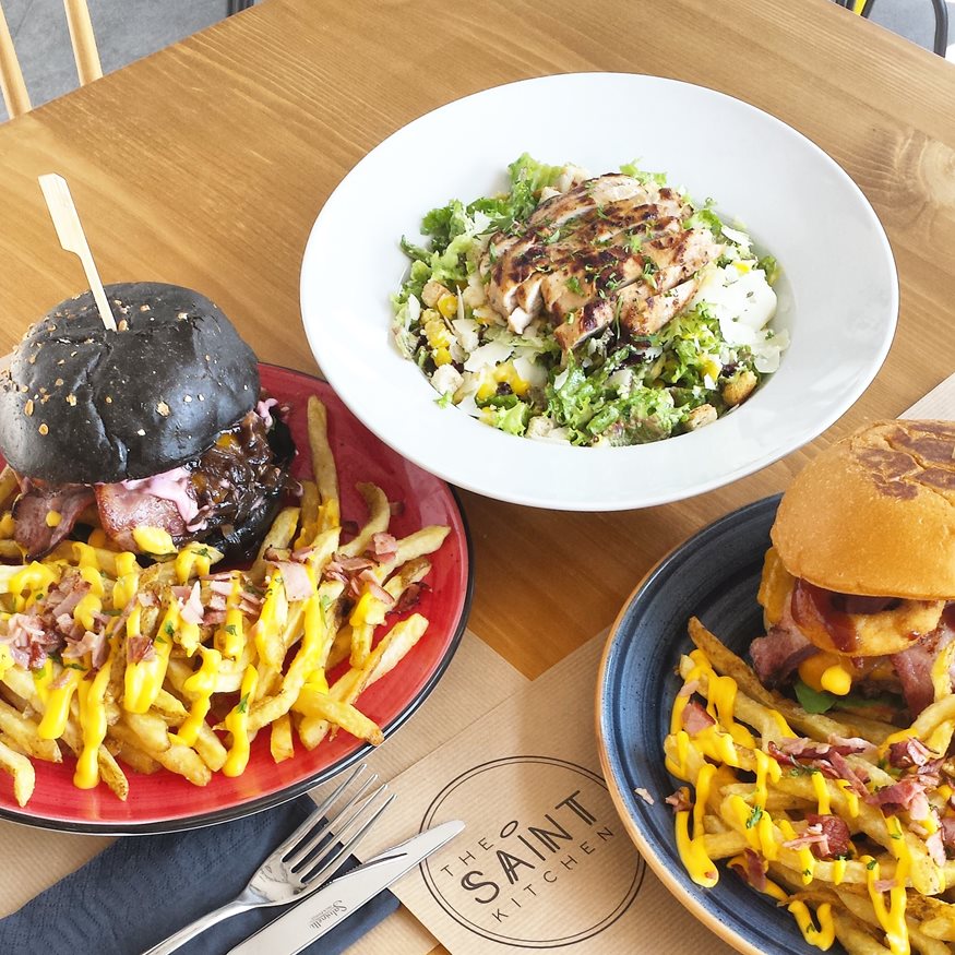 The Saint Kitchen: H νέα άφιξη στα Νότια προάστια που θα κολάσει κάθε λάτρη των burgers!