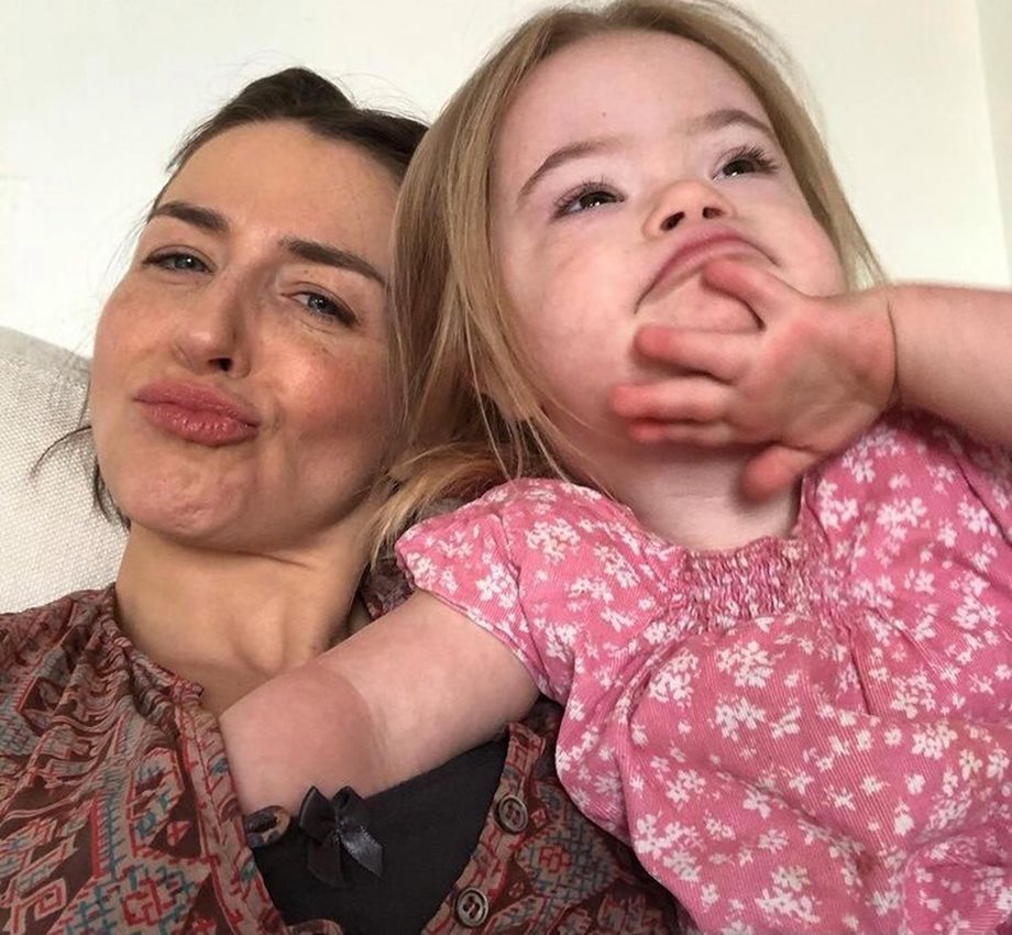 Πρωταγωνίστρια του Grey’s Anatomy συγκινεί με την ιστορία της κόρης της που πάσχει από Σύνδρομο Down