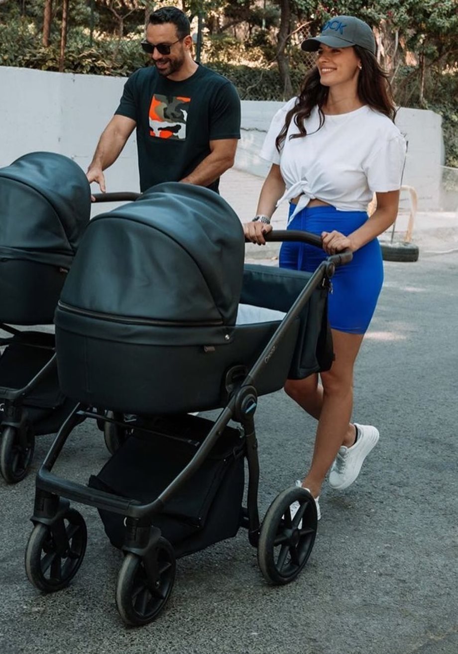 Χριστίνα Μπόμπα – Σάκης Τανιμανίδης: Έτσι περνούν τα πρωινά τους με τις 9 μηνών κόρες τους 
