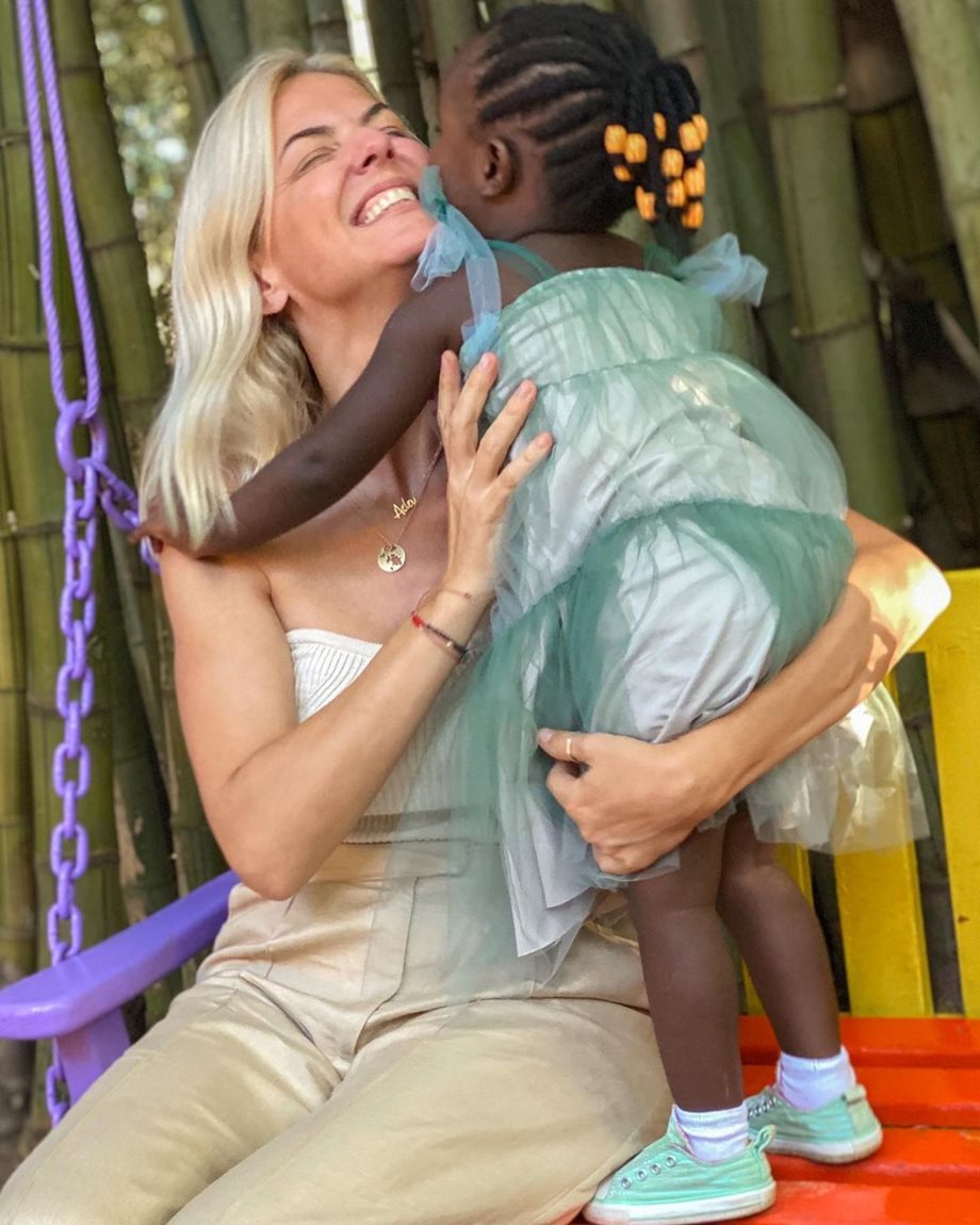 Χριστίνα Κοντοβά: Eγκαταλείπει την Ουγκάντα και επιστρέφει στην Ελλάδα – Η συγκινητική στιγμή που αποχαιρετά την μικρή Ada 