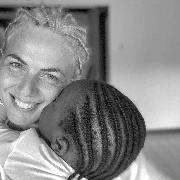 Χριστίνα Κοντοβά: Ποζάρει στον φακό με φωτογράφο την μικρή Ada και λάμπει από ευτυχία