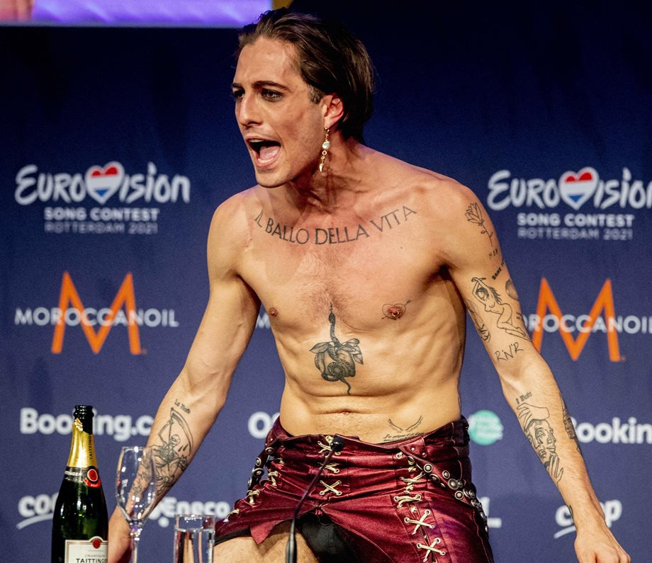 Eurovision 2022: Με πατερίτσα ο τραγουδιστής των Maneskin, Damiano David, λίγο πριν την εμφάνισή του στο μεγάλο τελικό 