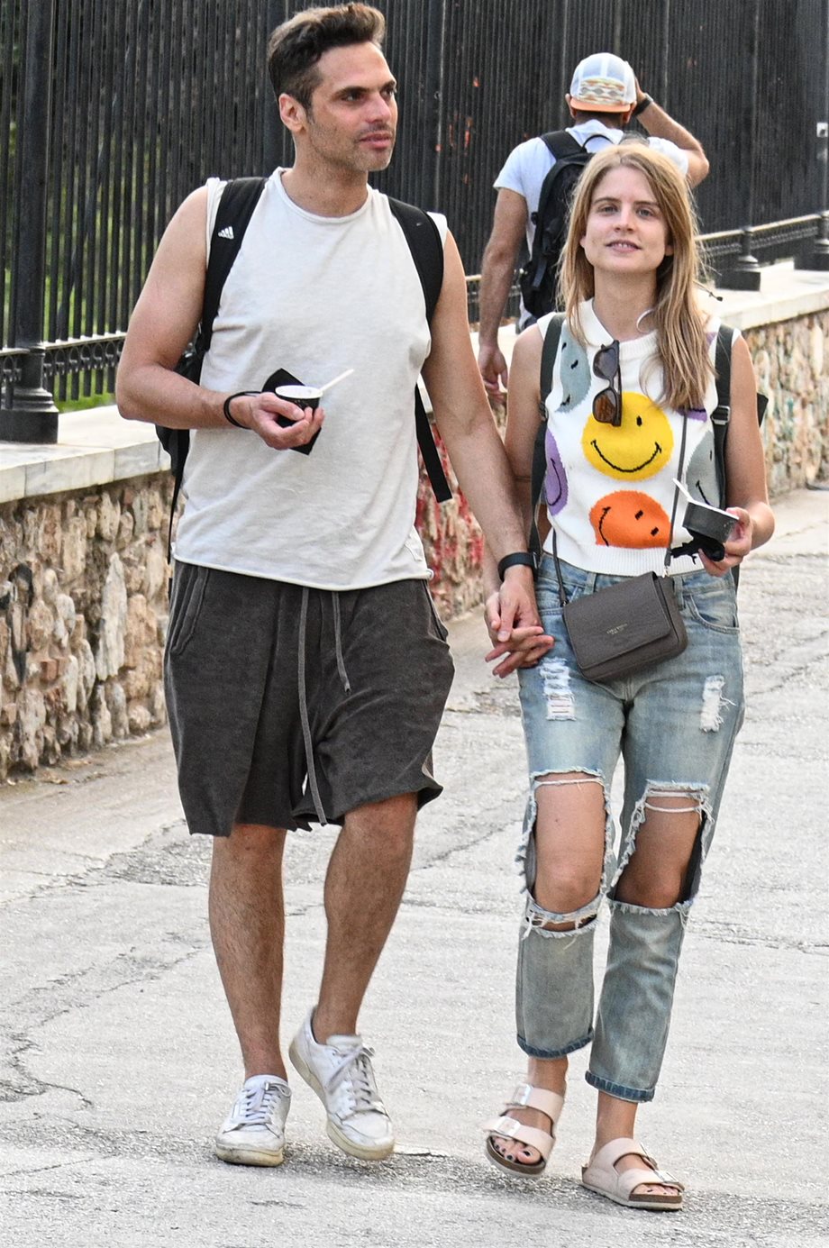  Paparazzi! Δανάη Μιχαλάκη- Γιώργος Παπαγεωργίου: Βόλτα χέρι – χέρι στο κέντρο της Αθήνας (Φωτογραφίες)