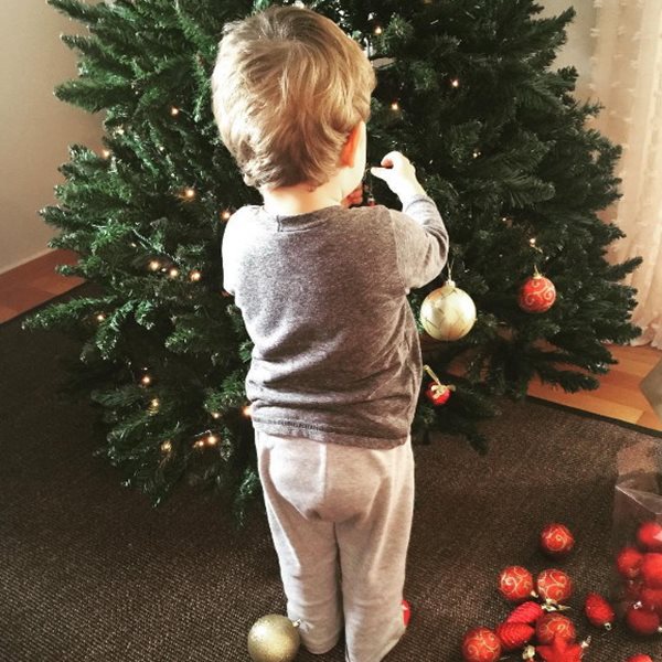 Ο γιος της πασίγνωστης Ελληνίδας στολίζει το χριστουγεννιάτικο δέντρο