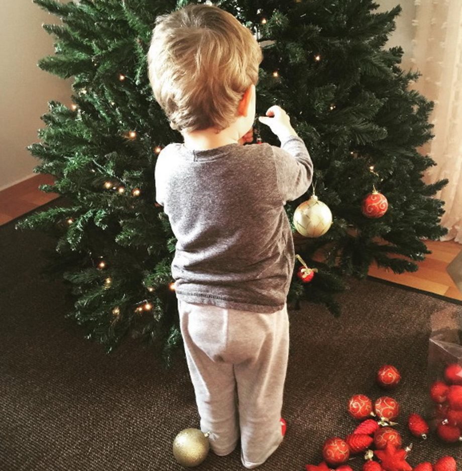 Ο γιος της πασίγνωστης Ελληνίδας στολίζει το χριστουγεννιάτικο δέντρο