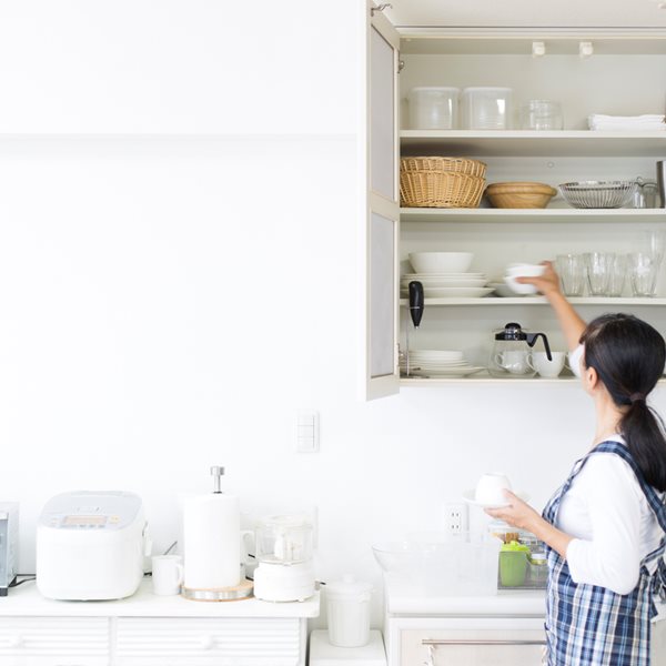  Έξυπνες και οικονομικές ιδέες για να διακοσμήσεις το πάσο και τα ντουλάπια της κουζίνας σου