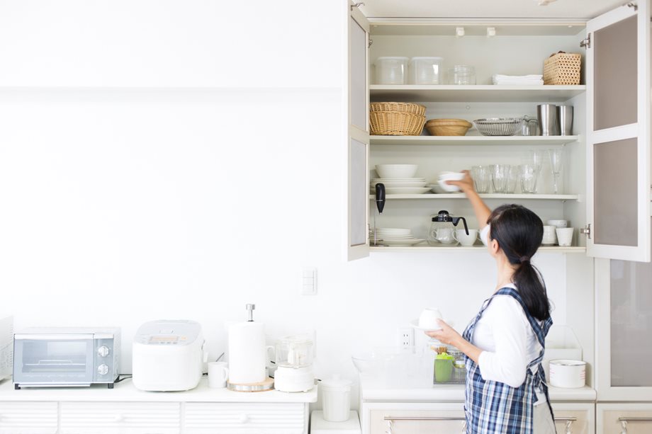  Έξυπνες και οικονομικές ιδέες για να διακοσμήσεις το πάσο και τα ντουλάπια της κουζίνας σου