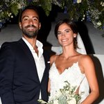 Οι διάσημοι Έλληνες που έκαναν τους πιο παραμυθένιους γάμους σε νησιά