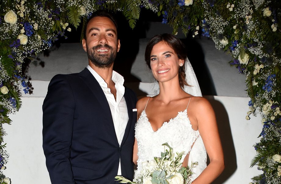 Οι διάσημοι Έλληνες που έκαναν τους πιο παραμυθένιους γάμους σε νησιά