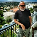 Δημήτρης Γιαγτζόγλου: Το σπίτι του έχει εργένικη διακόσμηση και ρετρό vibe άλλης εποχής