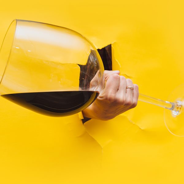 Είσαι απλώς “γερό” ποτήρι ή έχεις εξάρτηση από το αλκοόλ;