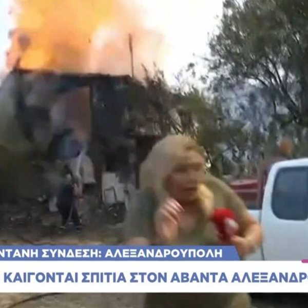 Alpha Τώρα: Η στιγμή που γίνεται έκρηξη σε σπίτι στην Αλεξανδρούπολη την ώρα της ζωντανής σύνδεσης