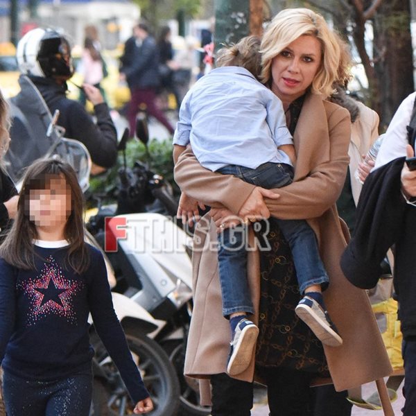Paparazzi! Κατερίνα Καραβάτου: Στο κέντρο της Αθήνας με τα παιδιά της