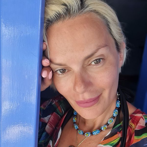 Έλενα Χριστοπούλου: Έβαλε πράσινο eyeliner στο μακιγιάζ & αποθεώθηκε για την τόλμη της! Super hot trend