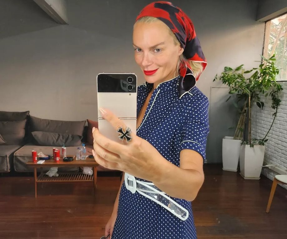 Έλενα Χριστοπούλου: Το χρώμα στα νύχια της συνδυάσει 2 τάσεις μαζί & "σαρώνει" σε όλες τις fashionistas