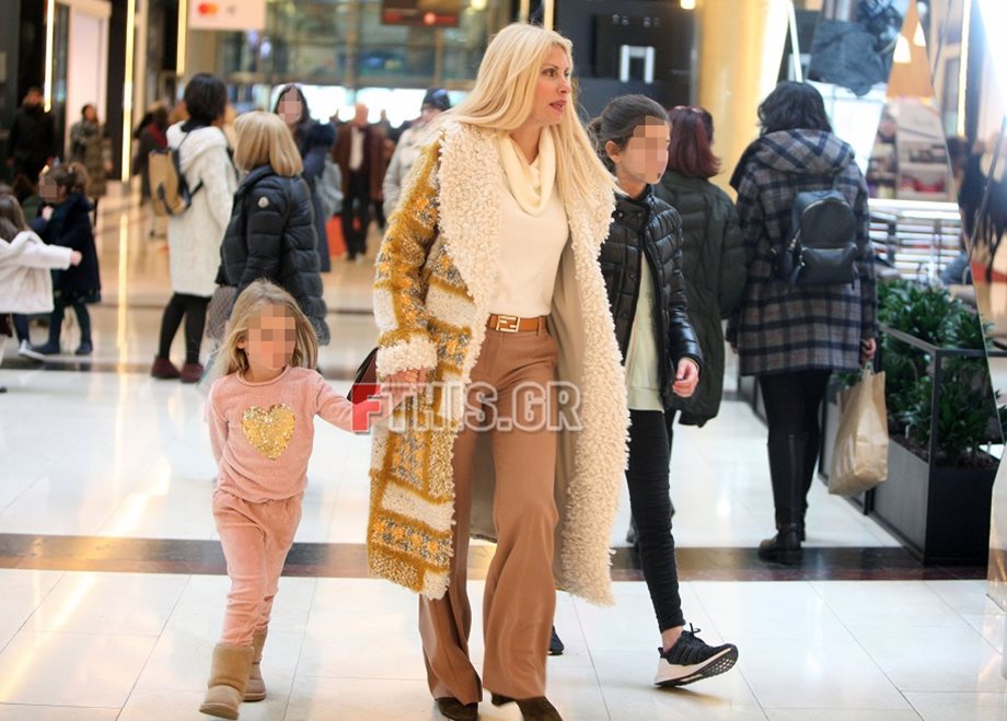 Paparazzi!Ελένη Μενεγάκη: Βόλτα για ψώνια με τις κόρες της