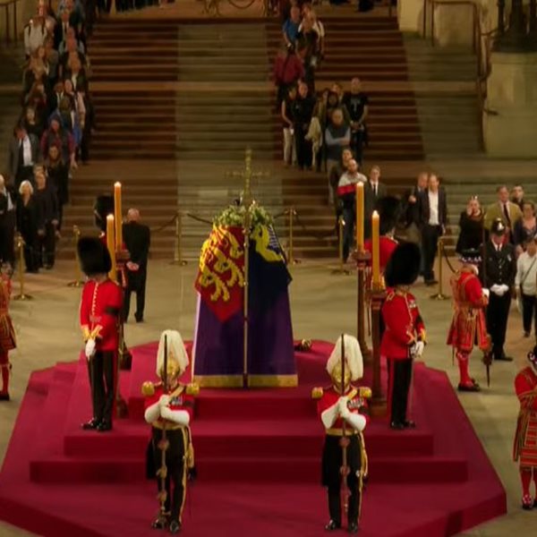 Βασίλισσα Ελισάβετ: Σε λαϊκό προσκύνημα η σορός της -  Η ουρά του κόσμου ξεπερνά τα 4χλμ