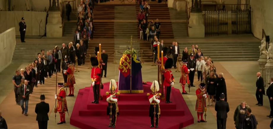 Βασίλισσα Ελισάβετ: Σε λαϊκό προσκύνημα η σορός της -  Η ουρά του κόσμου ξεπερνά τα 4χλμ