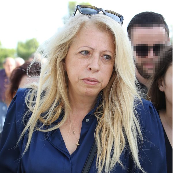 Αίας Μανθόπουλος: Συντετριμμένη η σύντροφός του Ελισάβετ Σταμοπούλου στην κηδεία του