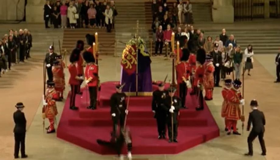 Βασίλισσα Ελισάβετ: Φρουρός λιποθύμησε δίπλα στο φέρετρό της (Βίντεο)