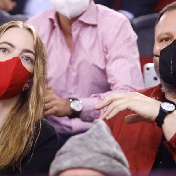  Η Emma Stone και ο Γιώργος Λάνθιμος παρακολούθησαν στο ΣΕΦ τον αγώνα του Ολυμπιακού κόντρα στη Μονακό
