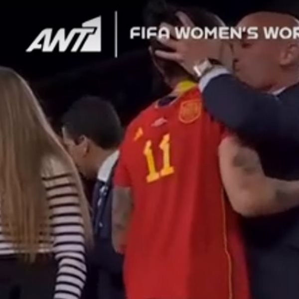 Παγκόσμιο Κύπελλο Γυναικών: Σάλος με το φιλί του προπονητή Ισπανίας σε παίκτρια του (Βίντεο)