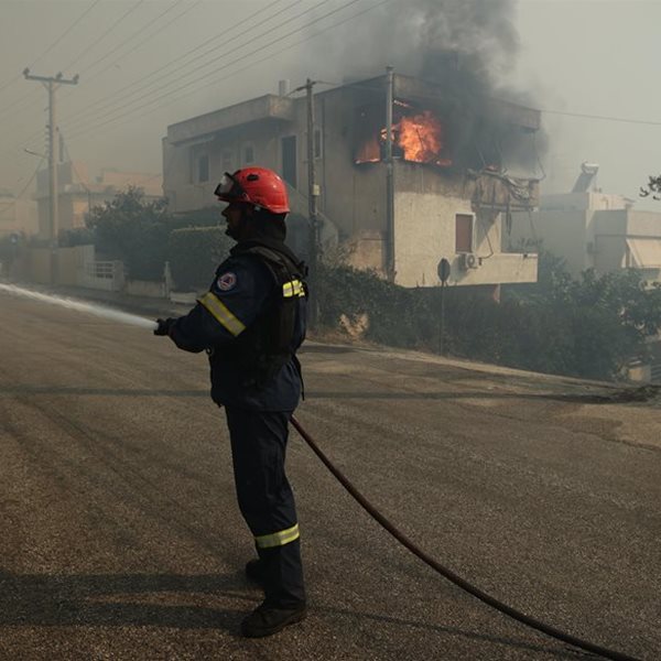 Ασπρόπυργος: Διπλή φωτιά σε επιχείρηση ανακύκλωσης και σε χαμηλή βλάστηση! "Μάχη" της πυροσβεστικής 