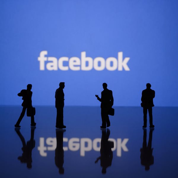 Η διπλή κρίση του Facebook: Η πρωτόγνωρη βλάβη και το σκάνδαλο που απειλεί τη φήμη του