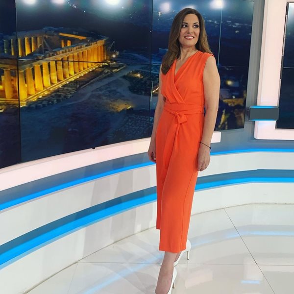 Φαίη Μαυραγάνη: Το τοπ της ταιριάζει με όλα τα παντελόνια γραφείου σου - Το κομμάτι που αναβαθμίζει όλα τα looks