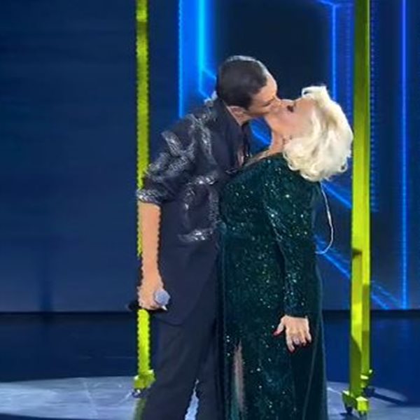 J2US: Το on stage φιλί της Μπέσσυ Αργυράκη και του Τόλη Παπαδημητρίου που σόκαρε τους τηλεθεατές
