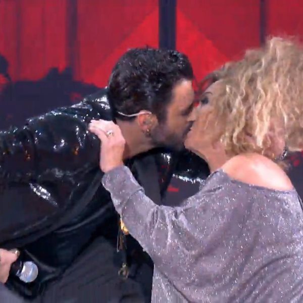 J2US: Ο Μαρίνος Κόνσολος φίλησε την Ελένη Δήμου στο στόμα- Ξαφνιάστηκε η τραγουδίστρια