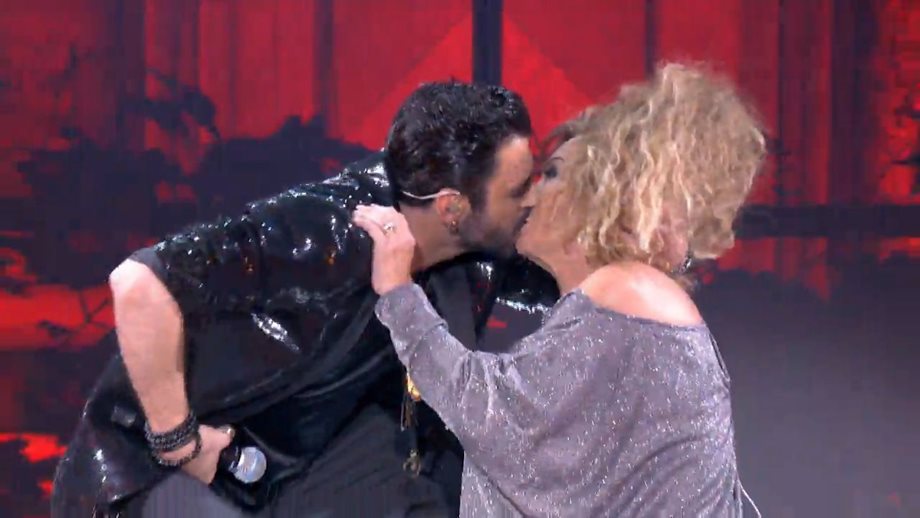 J2US: Ο Μαρίνος Κόνσολος φίλησε την Ελένη Δήμου στο στόμα- Ξαφνιάστηκε η τραγουδίστρια