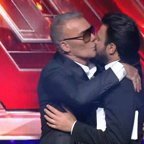 X-Factor: Ο Στέλιος Ρόκκος αιφνιδίασε τον Αντρέα Γεωργίου δίνοντάς του ένα φιλί στο στόμα – Δείτε την επική αντίδρασή του 