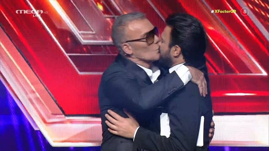 X-Factor: Ο Στέλιος Ρόκκος αιφνιδίασε τον Αντρέα Γεωργίου δίνοντάς του ένα φιλί στο στόμα – Δείτε την επική αντίδρασή του 