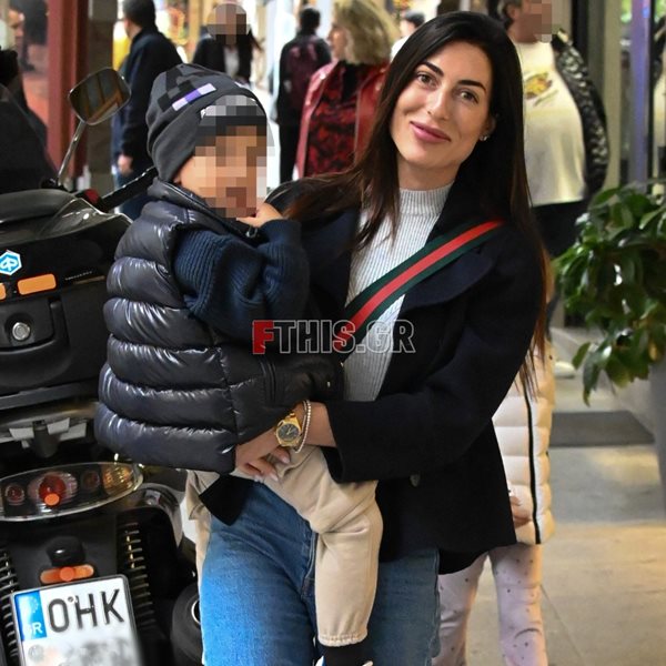 Paparazzi! Φλορίντα Πετρουτσέλι: Με τα παιδιά της & άψογο casual look στο κέντρο της Αθήνας (Photos)