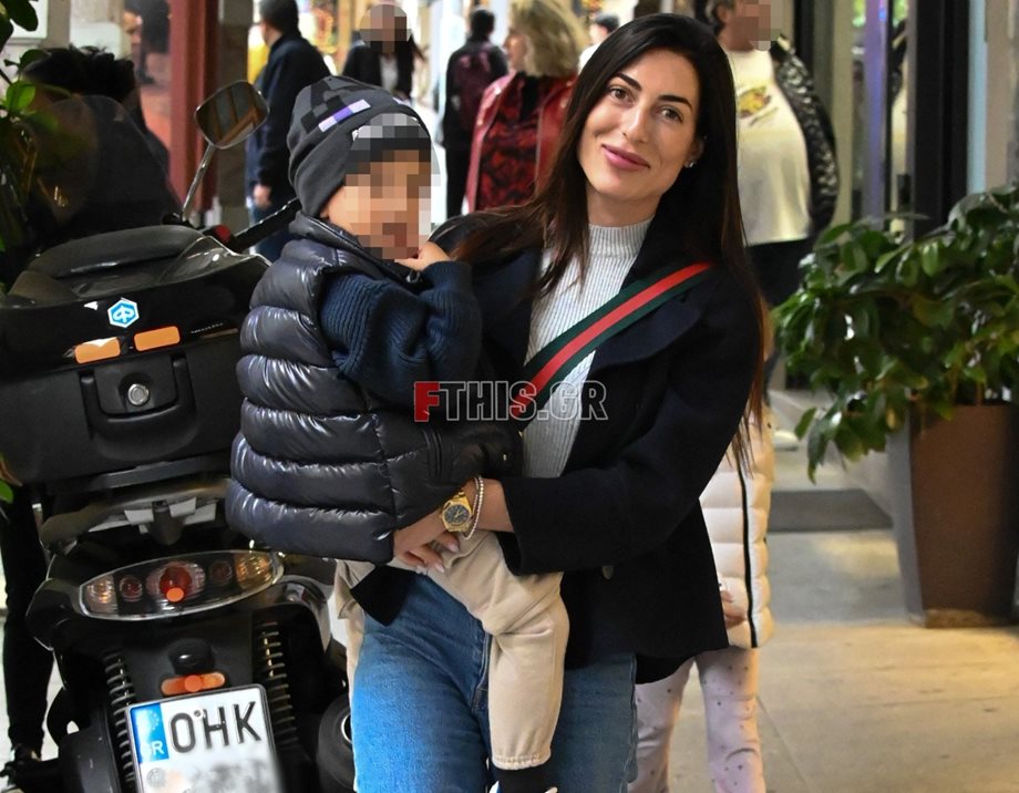 Paparazzi! Φλορίντα Πετρουτσέλι: Με τα παιδιά της & άψογο casual look στο κέντρο της Αθήνας (Photos)