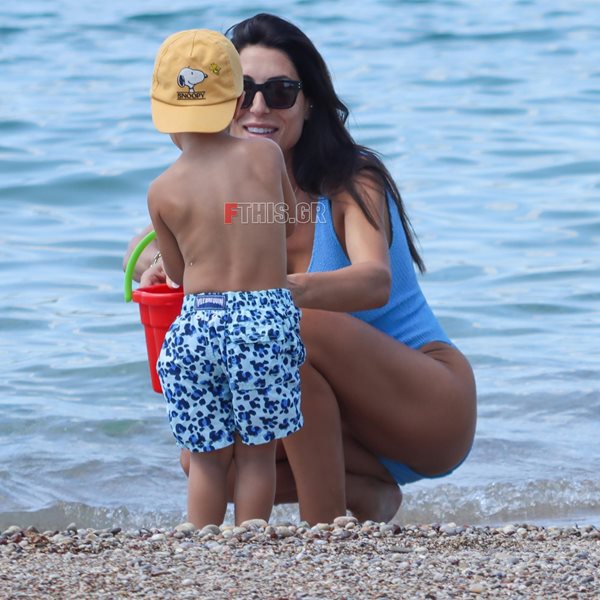 Φλορίντα Πετρουτσέλι: Στην παραλία με τον γιο της & άψογο στιλ (Φωτογραφίες)